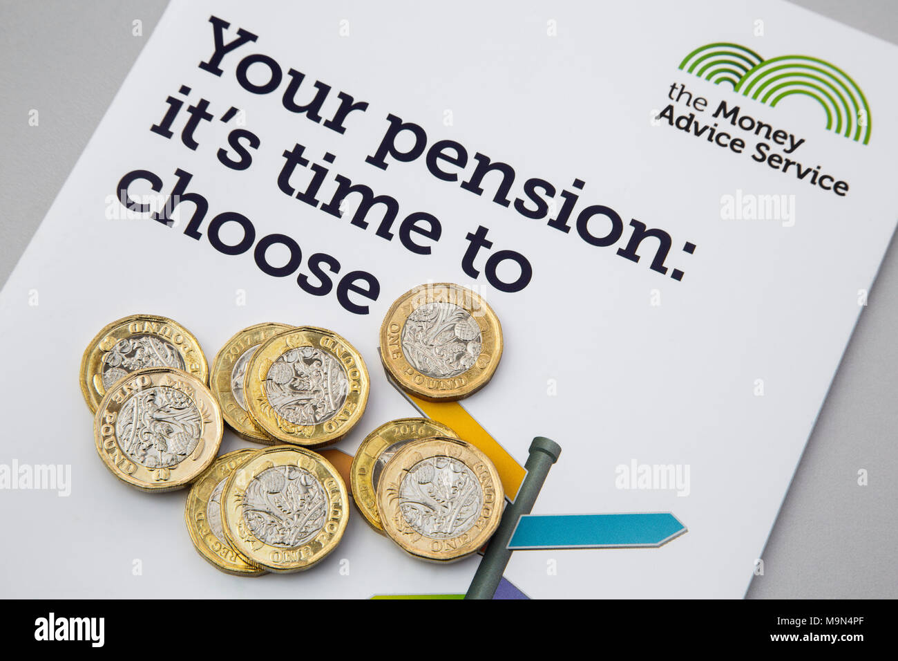 Neue britische Pfund Münzen Pfund GBP auf einem Geld Beratung Service Booklet Ihre Pension über die Wahl der Renten für den Ruhestand. England Großbritannien Großbritannien Stockfoto
