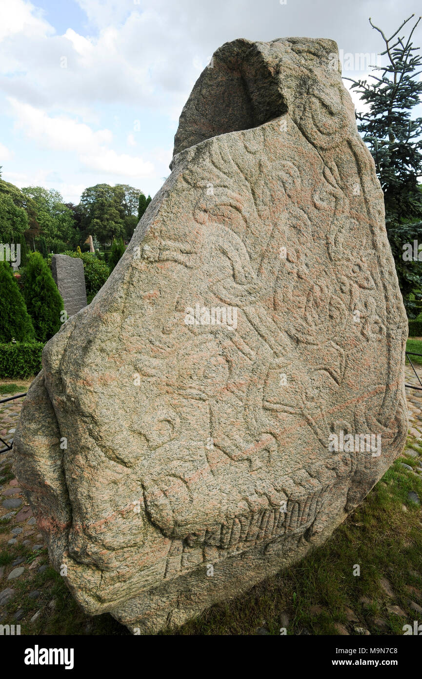 Massive geschnitzten runestones Jellingstenene (Jelling Steine) von X Jahrhundert, König Harald von der Bluetooth Gormsson runenstein von 983 in Erinnerung an seine Eltern Stockfoto