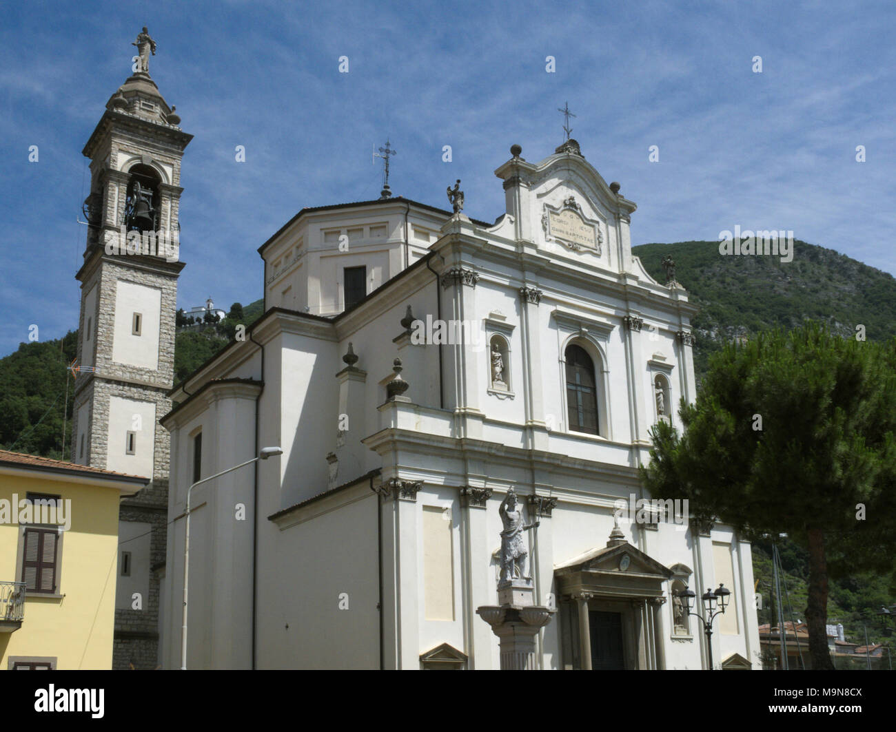 Die Kirche San Giovanni Battista in Predore, Iseo See, Italien Stockfoto