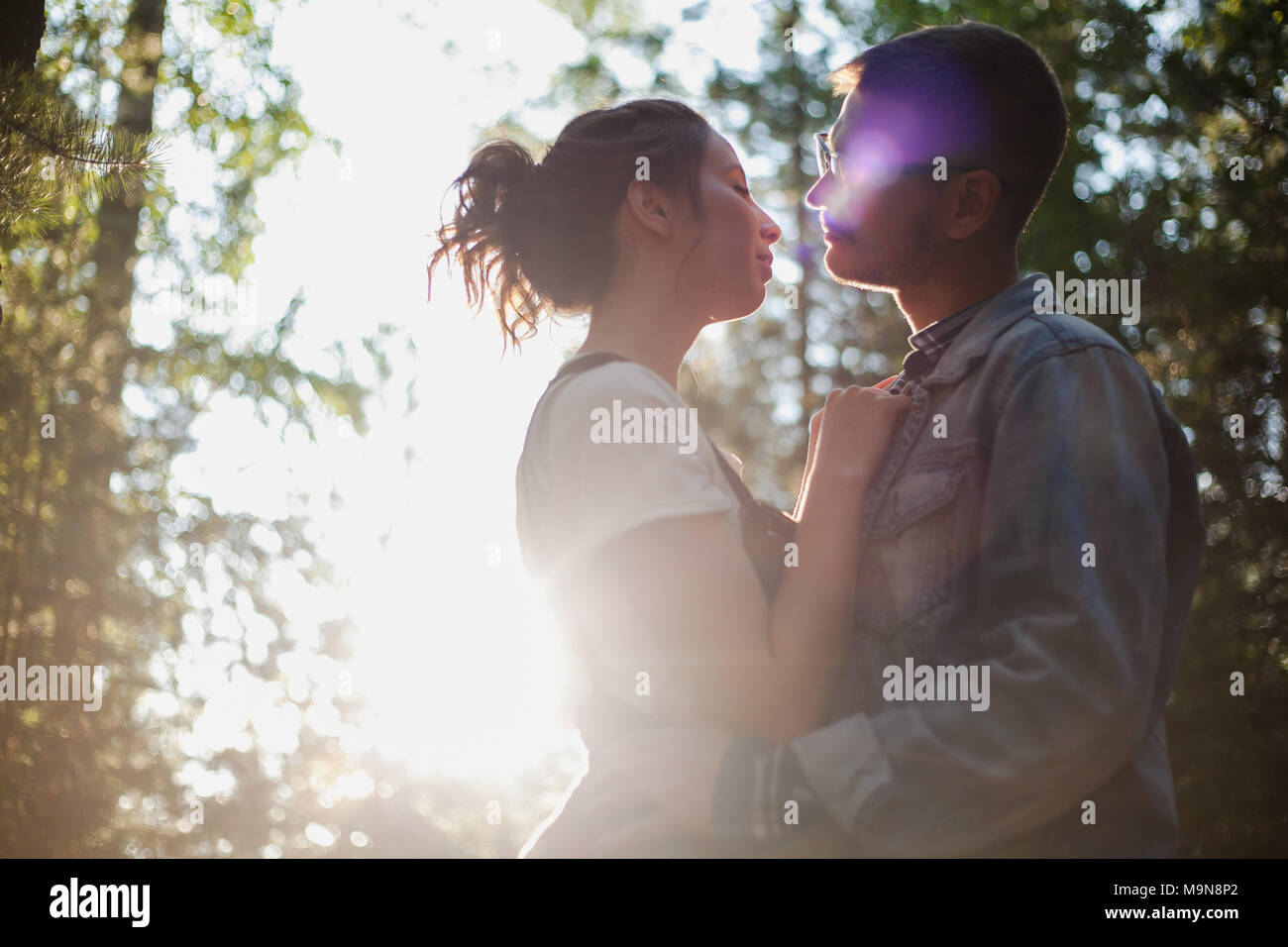 Paar küssen Outdoor bei Sonnenuntergang Stockfoto