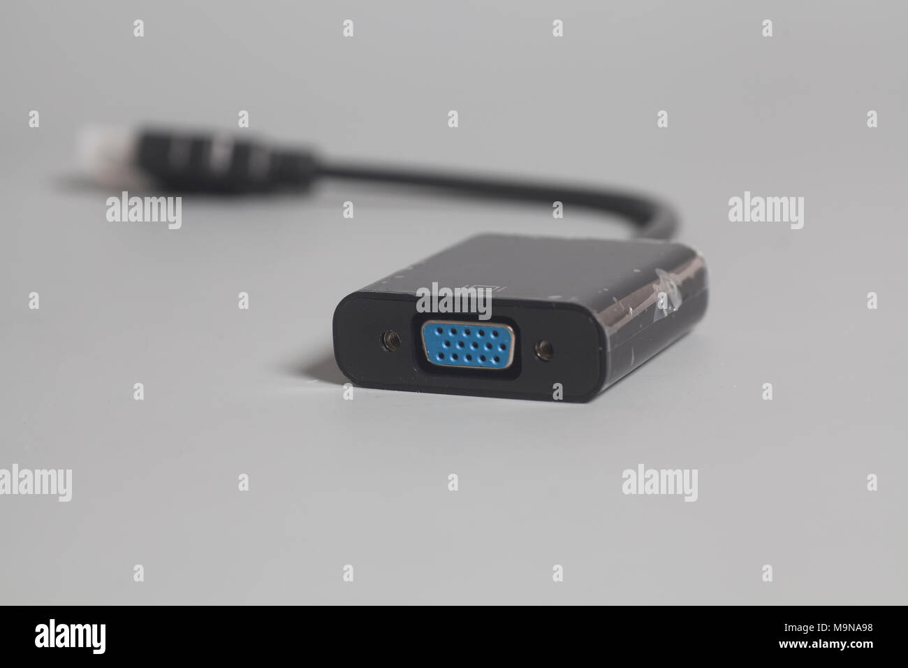 HDMI-zu-VGA-Adapter Kabel auf Grau Stockfoto