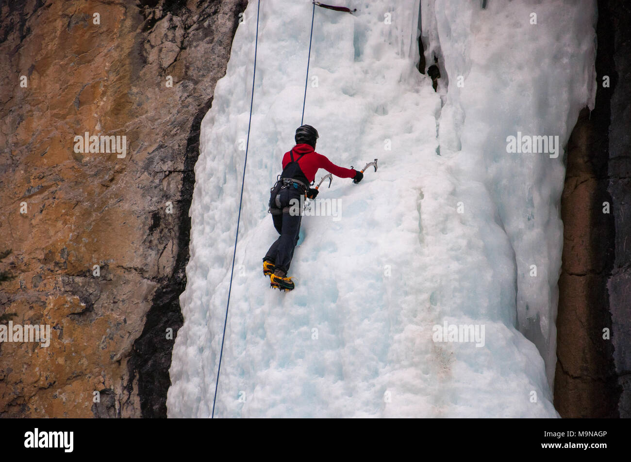 Ice Climbers in Grotte Canyon in der Nähe von Canmore, Alberta. Stockfoto
