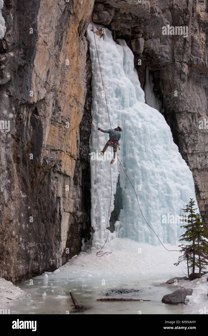 Ice Climbers in Grotte Canyon in der Nähe von Canmore, Alberta. Stockfoto