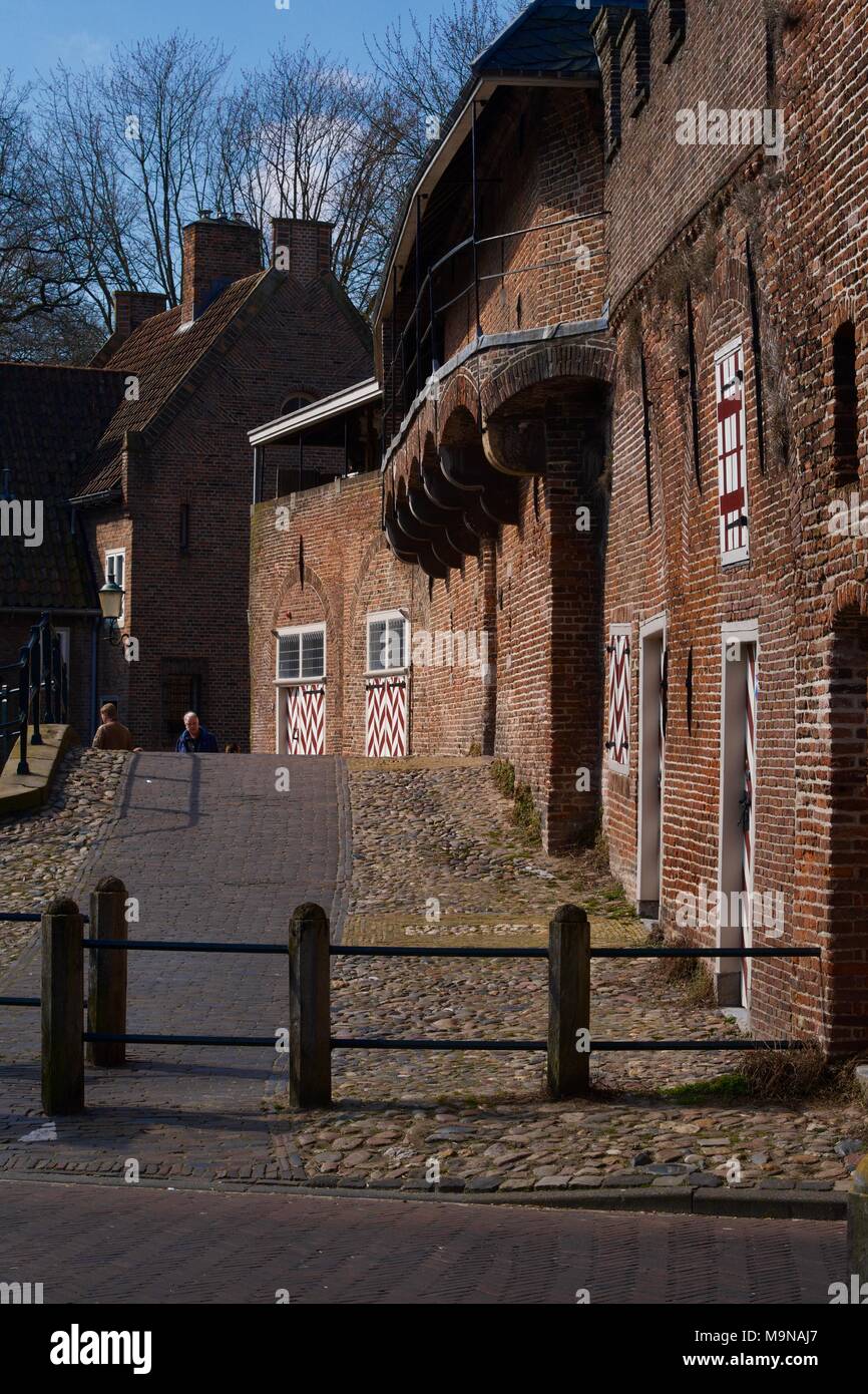 Ein alter Backsteinbau über einen Kanal gebaut. Stockfoto