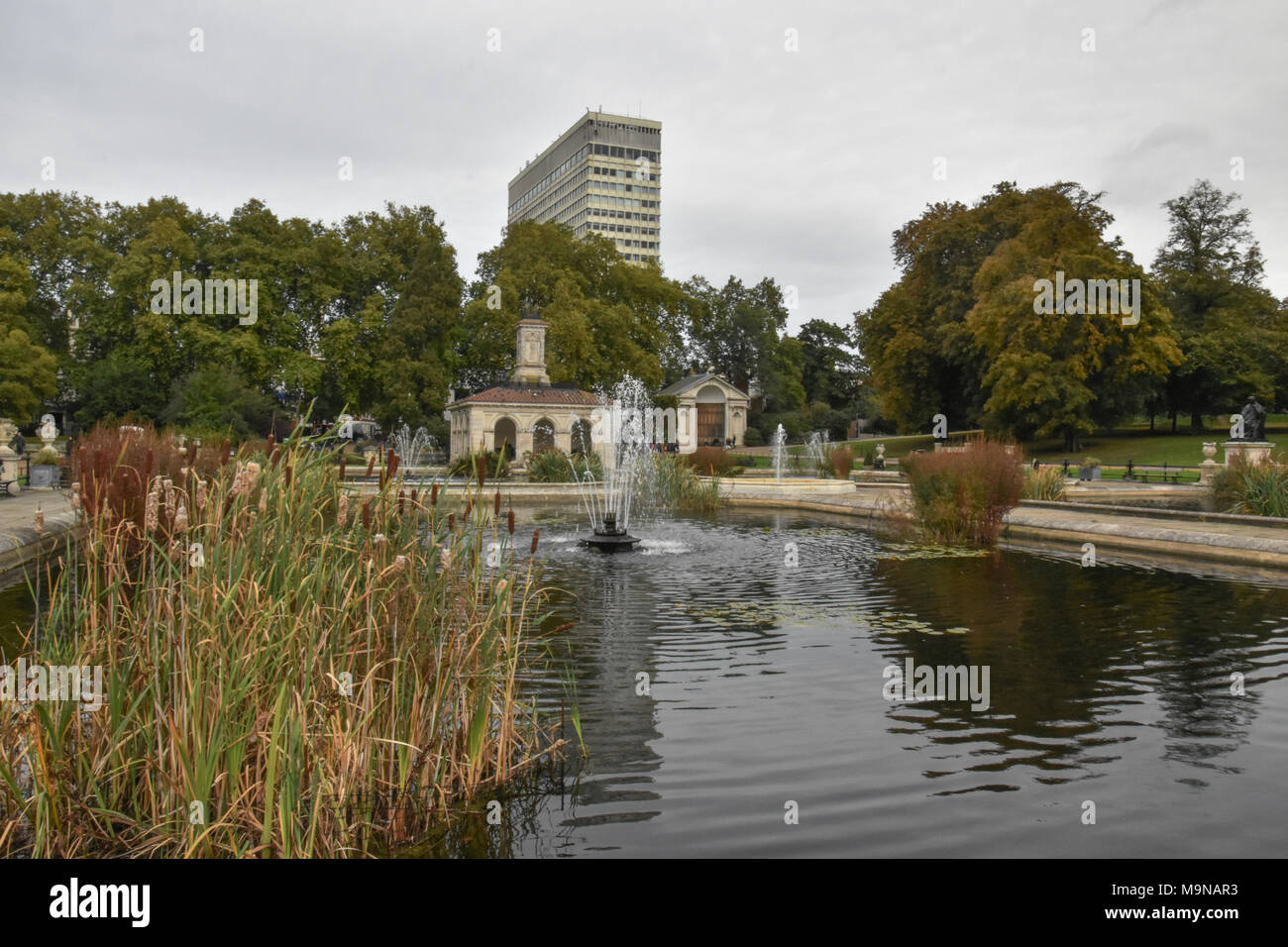 Italian Gardens, Kensington Gardens, Hyde Park in der Nähe von Lancaster Gate, London, England. In den 1860er Jahren erstellt wird, wird das Royal Park verfügt über mehrere Pools, fountai Stockfoto