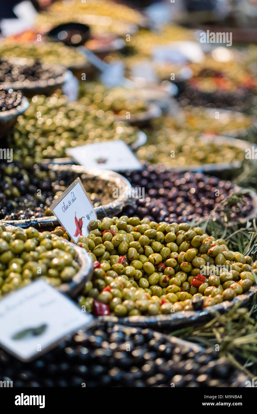 Gemischte Oliven auf Anzeige im Markt Stockfoto