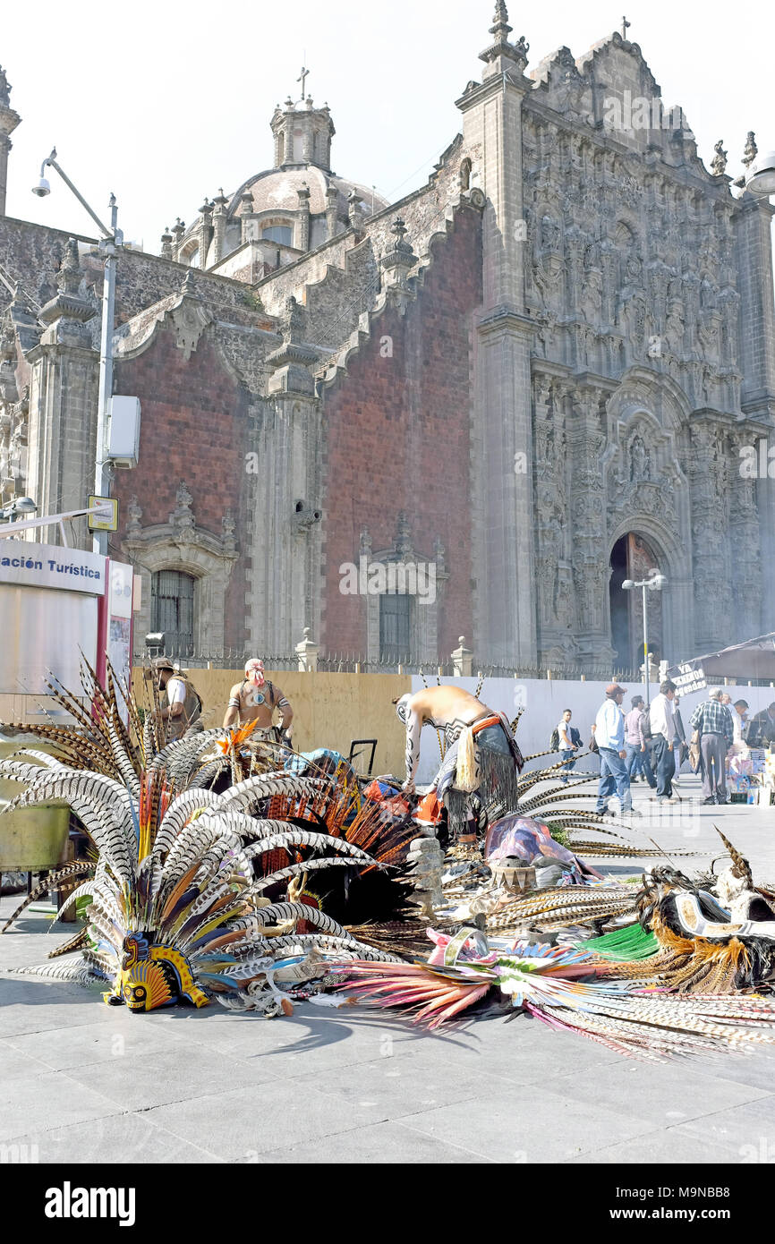 Straßenkünstler machen Sie eine Pause zwischen den Leistungen Darstellung von Zeichen mit mexikanischen Erbe verbunden sind. Stockfoto