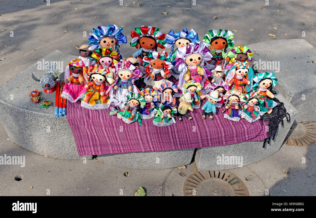 Handgefertigte Mexikanische souvenir Puppen sind für Verkauf auf einer Straße in Mexiko City, Mexiko angezeigt. Stockfoto
