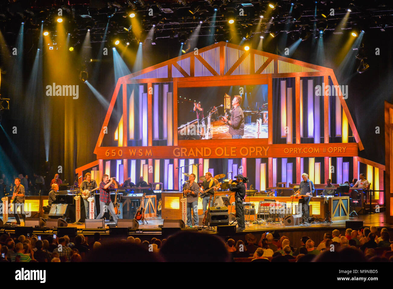 Nashville, TN - 19.09.2017: eine Nacht der Country Musik Bühne Konzert in der Grand Ole Opry in Nashville, Tennessee. Stockfoto