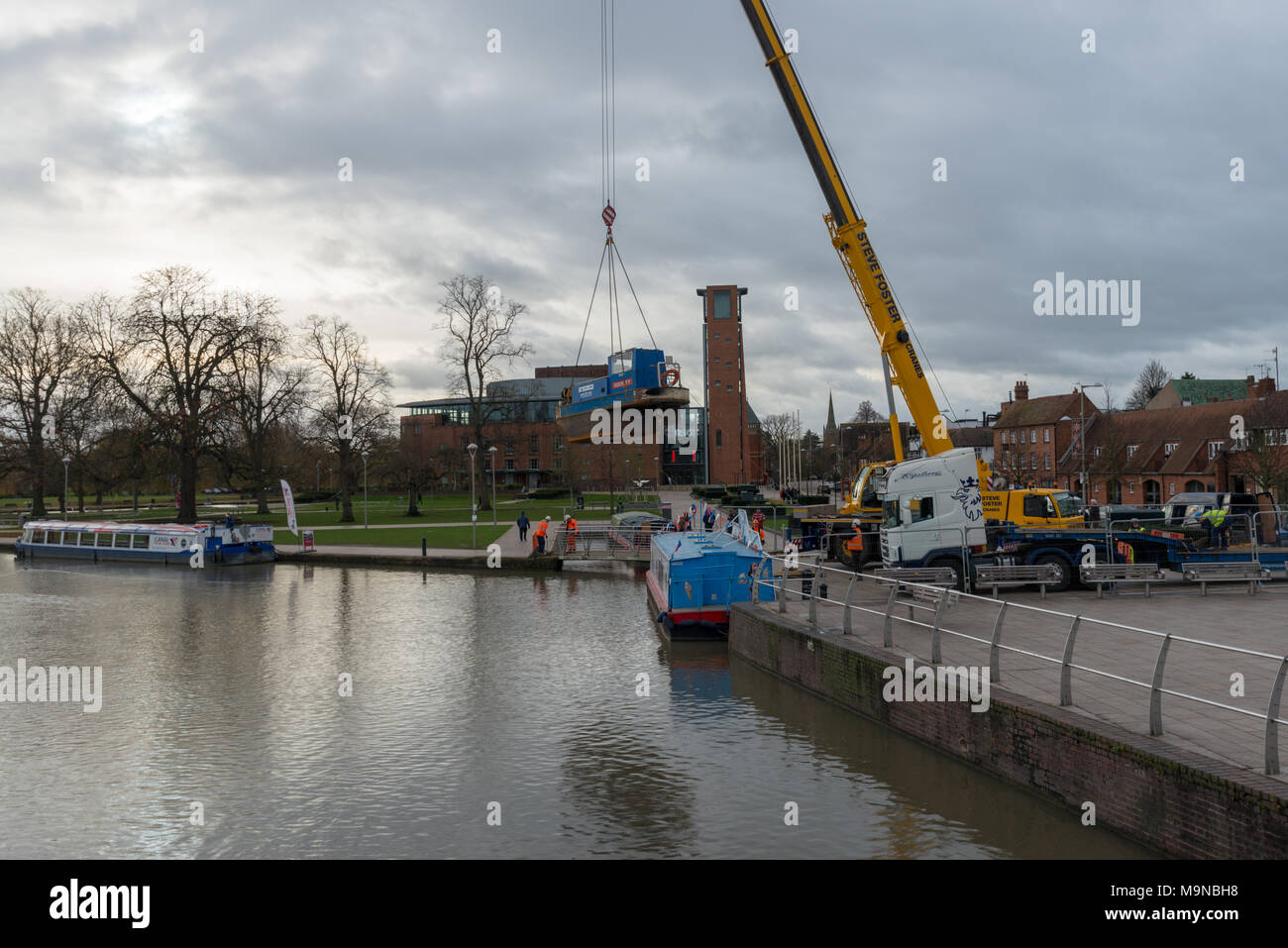 Stratford Warwickshire, England November 27 2018 Boote aus Wasser mit einem Kran in den Hafenbecken gehoben Stockfoto