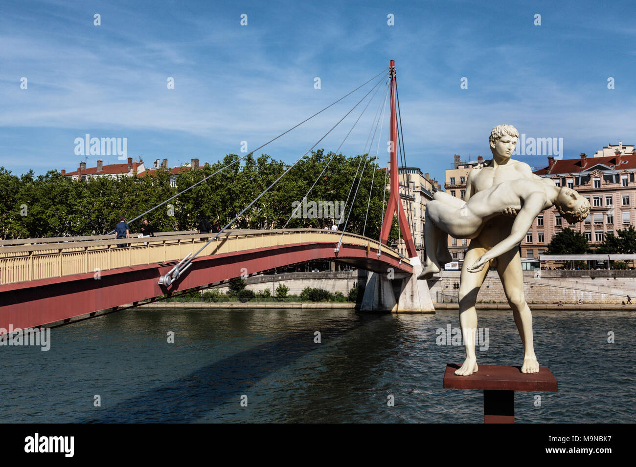 Das Gewicht der Statue auf der Saone Ufer in der Nähe des Palais de Justice Fußgängerbrücke, Lyon, Rhone, Frankreich. Stockfoto