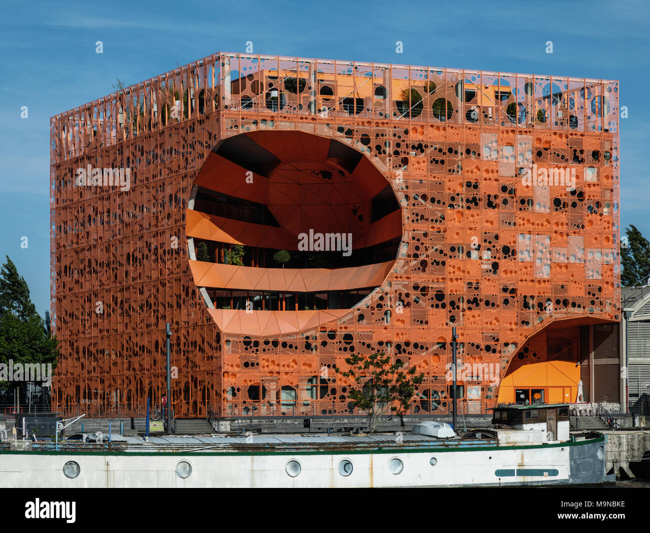 Blick auf die Orange Cube Gebäude, von einem Boot auf dem Fluss, La Confluence Bezirk, Lyon, Frankreich Stockfoto