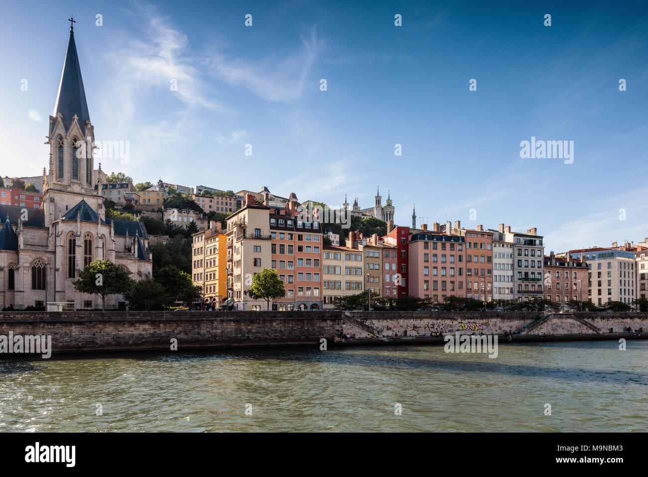 Blick auf den Hafen inklusive Église Saint-Georges, Lyon, Frankreich Stockfoto