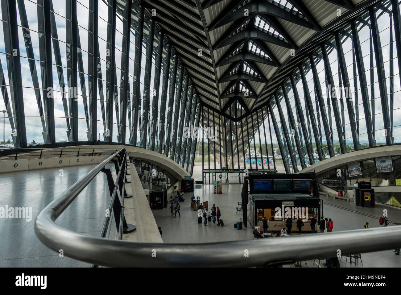 Saint-Exupéry Bahnhof, Architekten Santiago Calatrava, der Flughafen Lyon Saint-Exupéry, Lyon, Frankreich Stockfoto