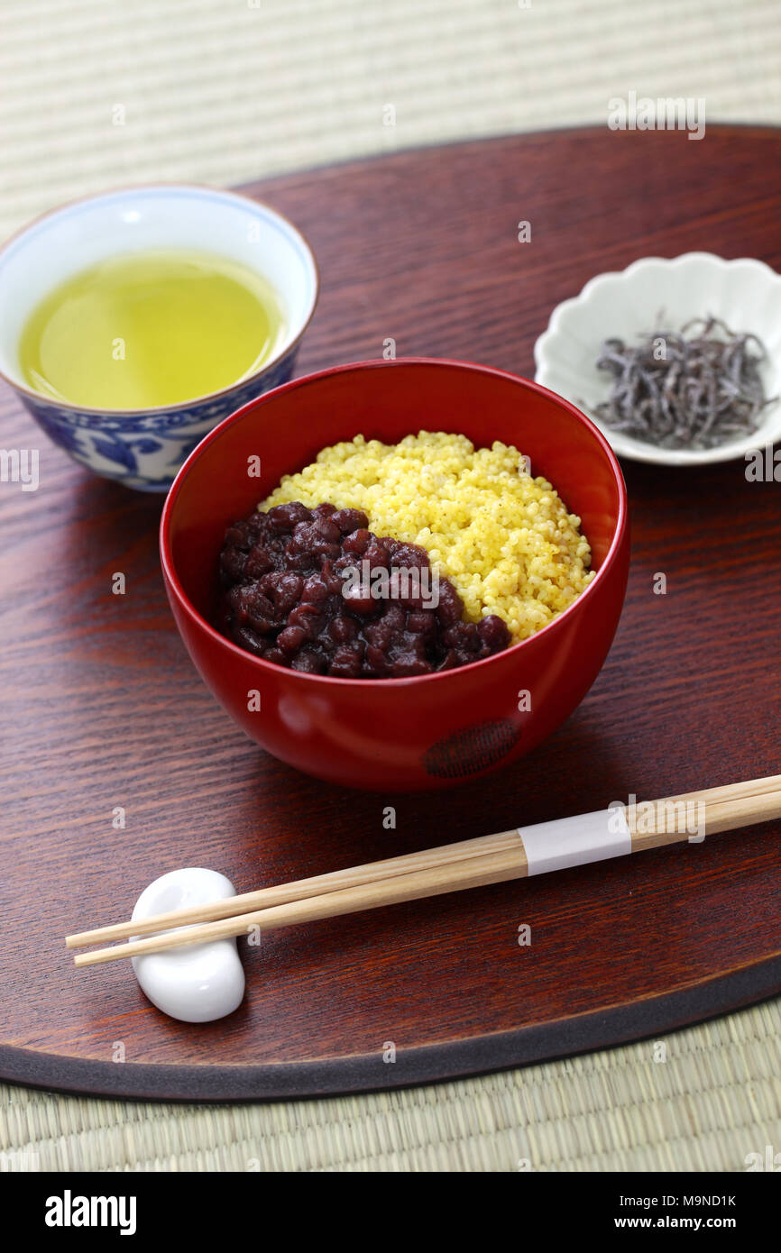 Awa zenzai, süße adzuki rote Bohnen Paste mit gekochten Proso Hirse, traditionelle japanische Dessert Stockfoto