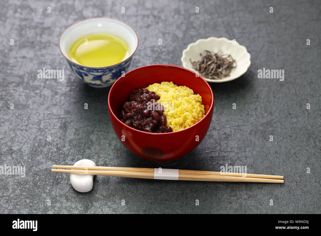 Awa zenzai, süße adzuki rote Bohnen Paste mit gekochten Proso Hirse, traditionelle japanische Dessert Stockfoto