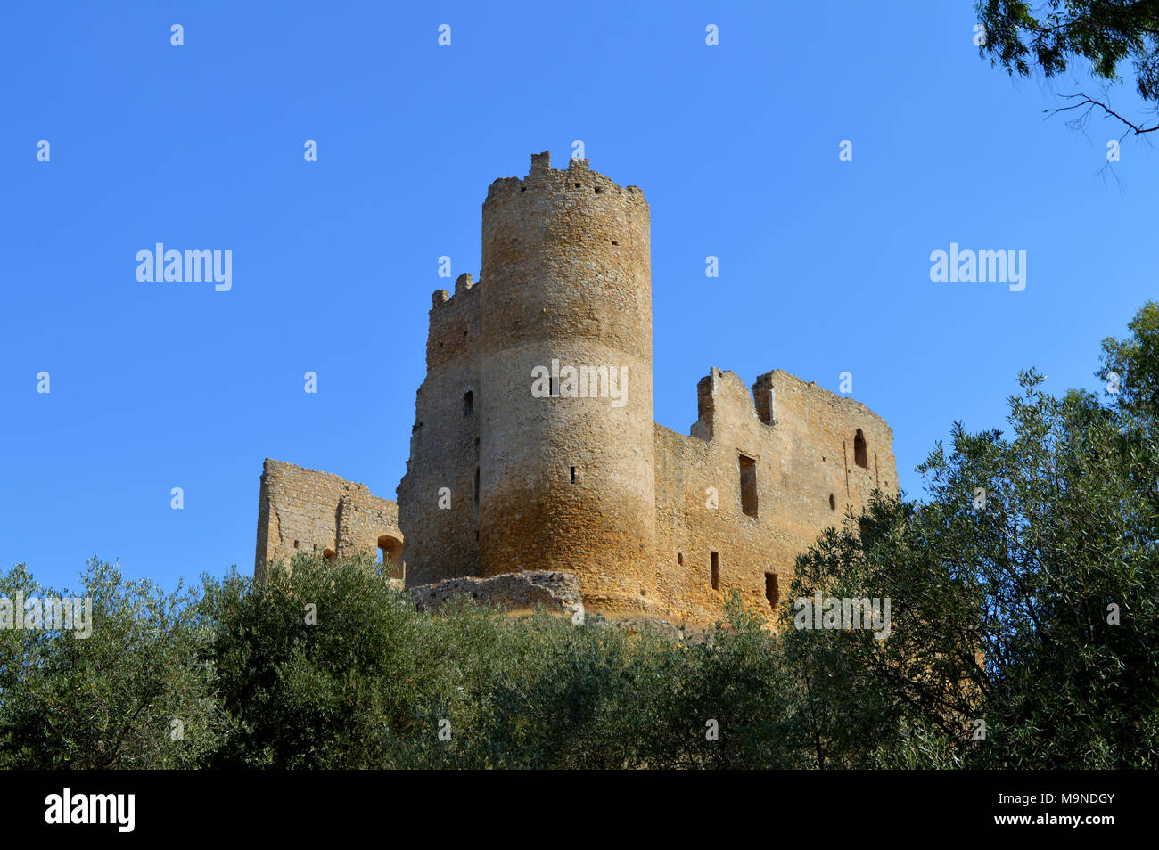 Anzeigen von Milena mittelalterliche Burg mit einem natürlichen Rahmen, Modica, Sizilien, Italien Stockfoto