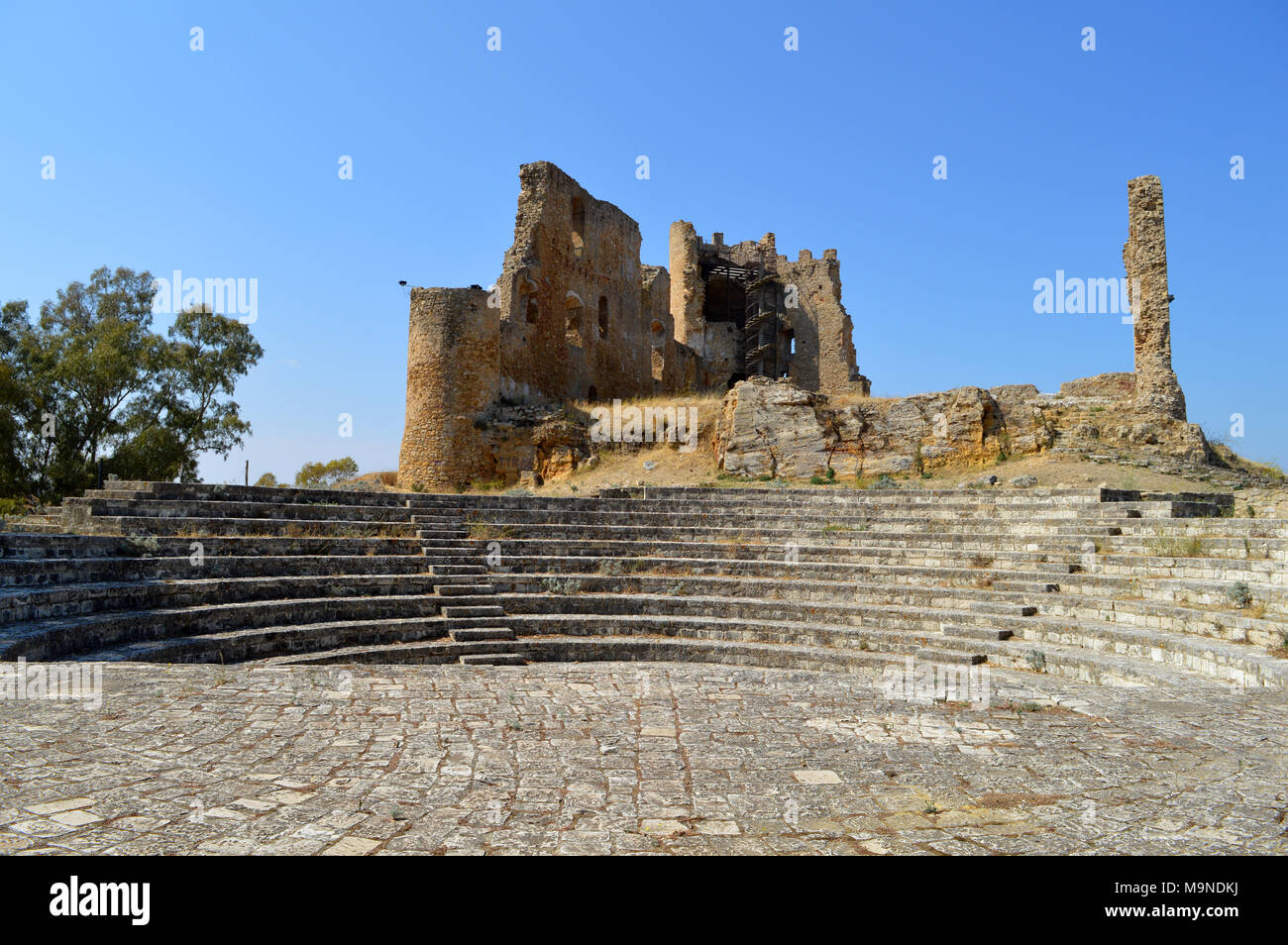 Blick auf das antike Amphitheater in der Rückseite der mittelalterlichen Burg, Piazza Armerina, Agrigento, Sizilien, Italien Stockfoto