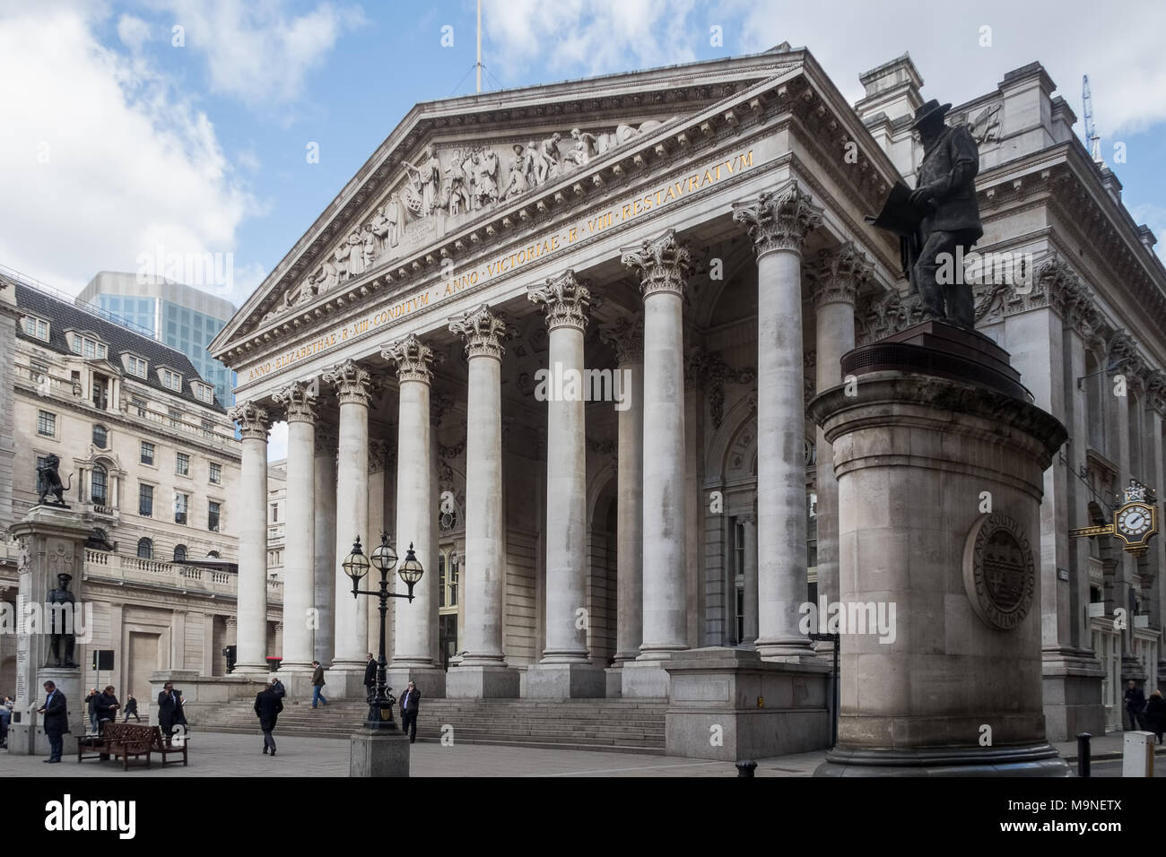 Der Royal Exchange, London mit einer Statue des Herzogs von Wellington im Vordergrund und die Bank von England im Hintergrund. Stockfoto