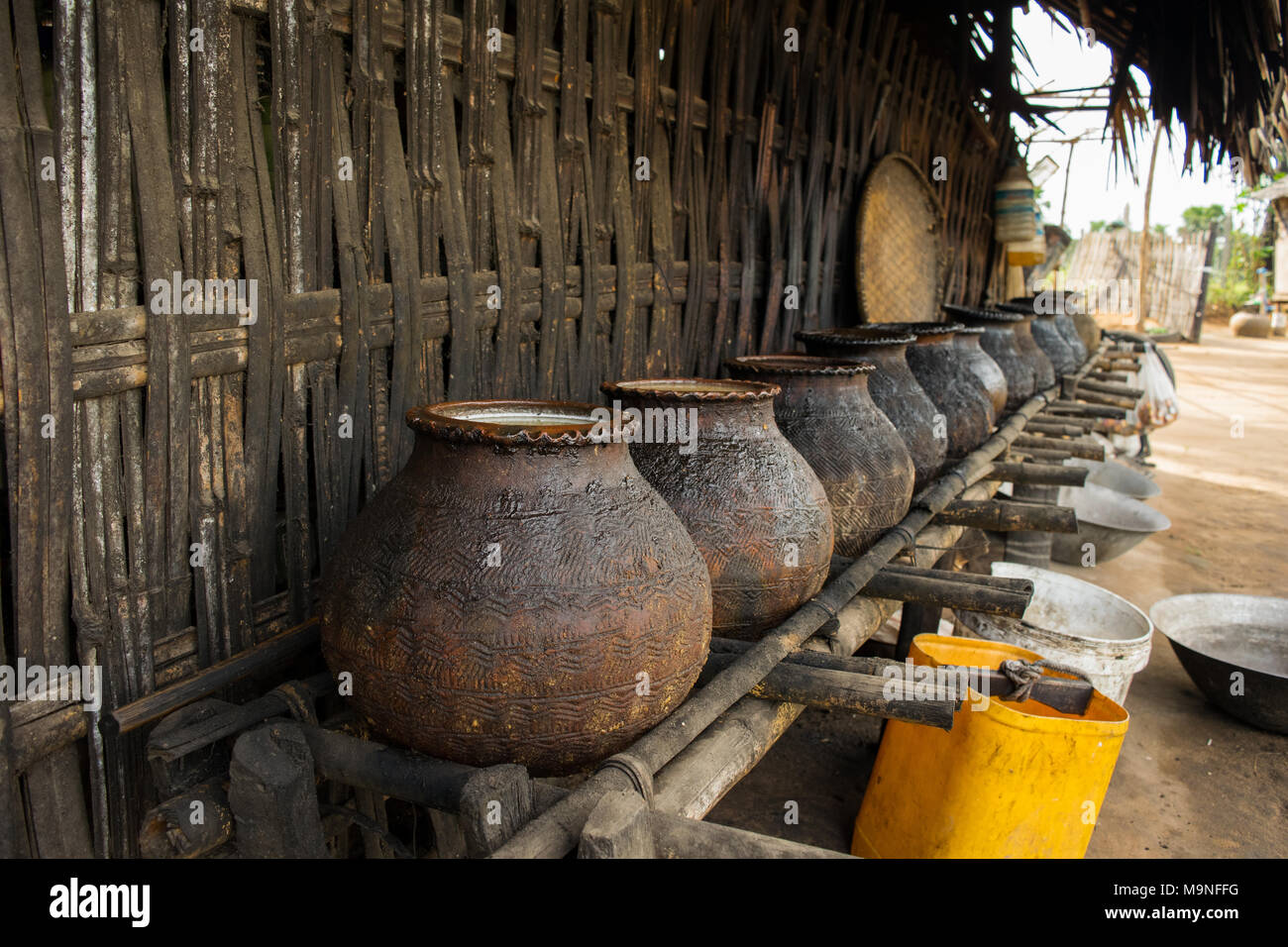 Lehm Töpfe für die Gärung und Destillation von Saft und Palm sap für lokalen Palm Alkohol, toddy palm Wein, Wein, Htan ihr, in der Nähe von Bagan, Myanmar, Birma Stockfoto