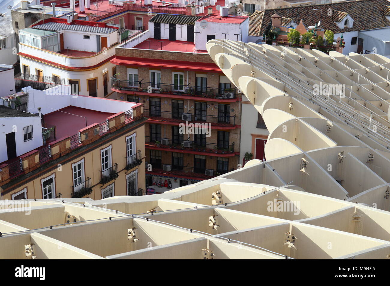 Metropol Parasol, moderne Architektur mit einer Altstadt, gebogene Form, Blick auf die Dächer, Sevilla, Andalusien, Spanien, Europa zusammen Stockfoto