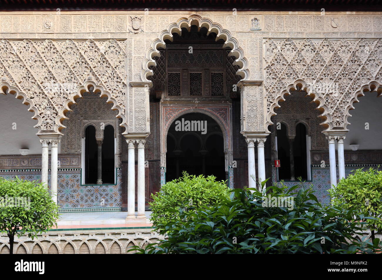 Real Alcazar, Arkaden im Innenhof, der maurischen Architektur, Sevilla, Andalusien, Spanien Stockfoto
