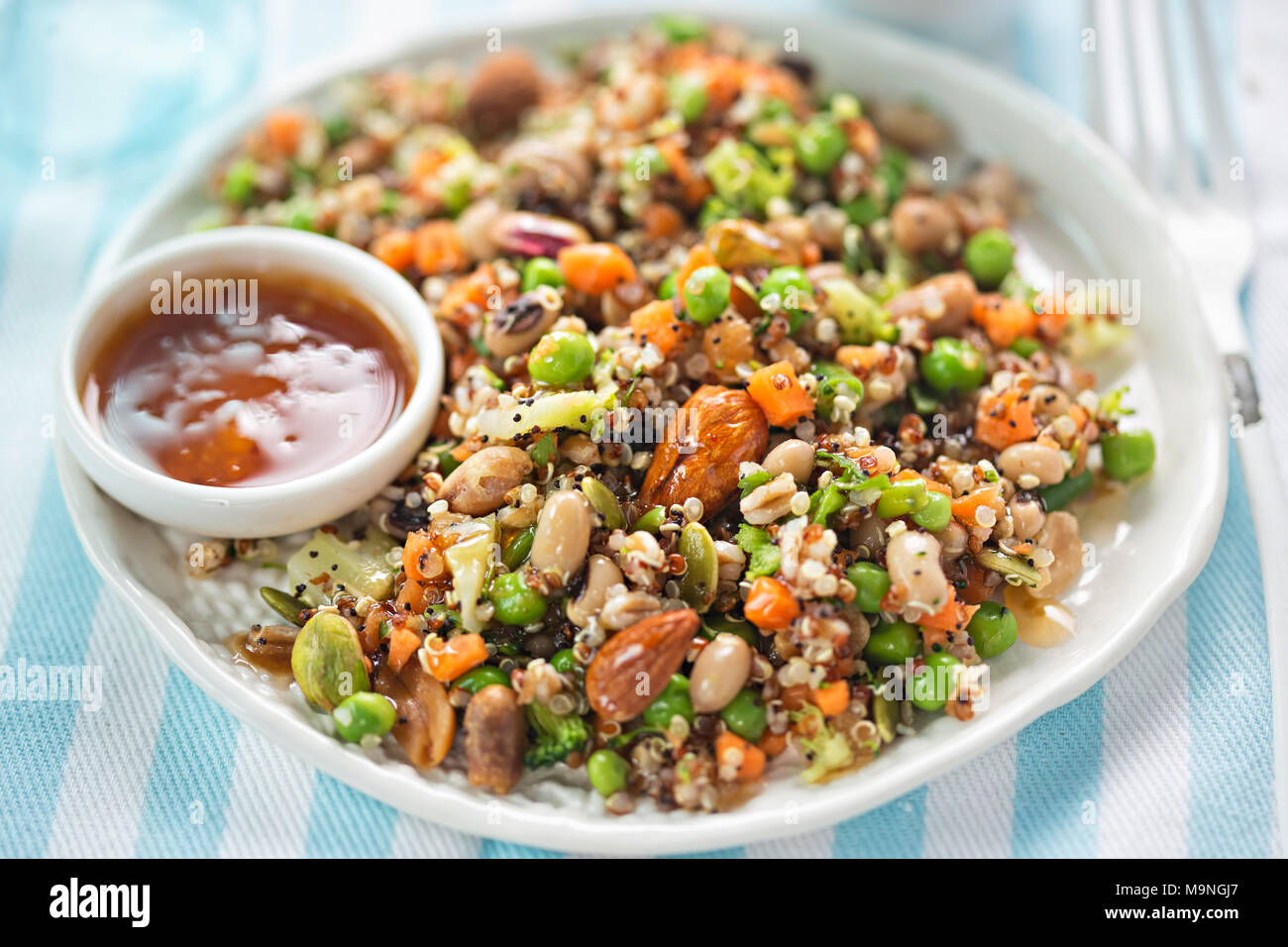 Quinoa, Dinkel, Erdnüsse, Mandeln, Pistazien-Salat mit Soja und Ingwer-dressing Stockfoto