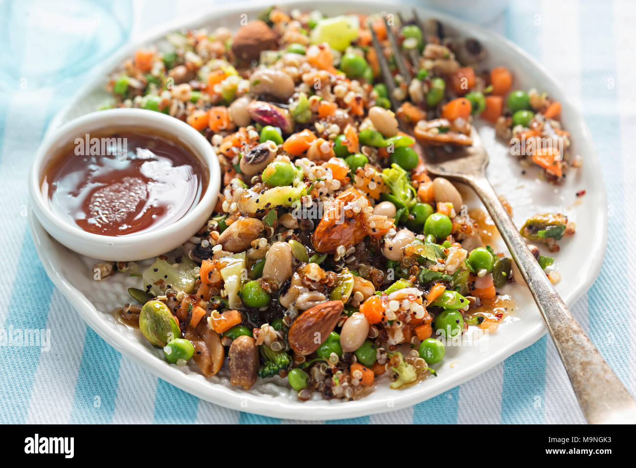 Quinoa, Dinkel, Erdnüsse, Mandeln, Pistazien-Salat mit Soja und Ingwer-dressing Stockfoto
