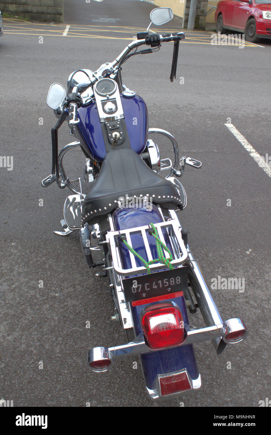 Harley Davidson Motorrad auf einem Parkplatz geparkt. skibbereen, Irland Stockfoto