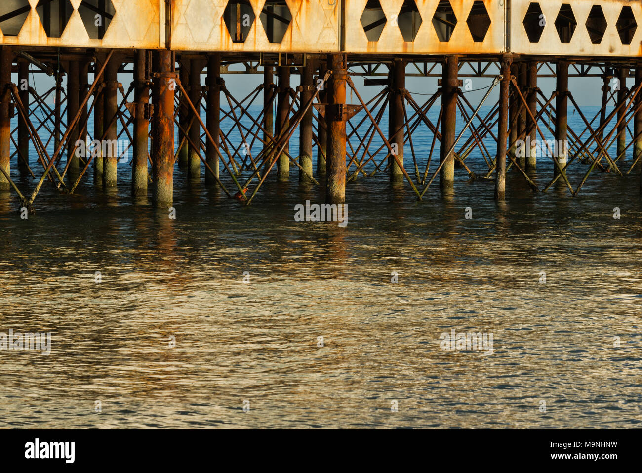 Blick entlang der Unterseite des Portsmouths South Parade Pier in Fareham, England, Seite beleuchtet auf ein ruhiger Tag, Stahlträger und Säulen Stockfoto