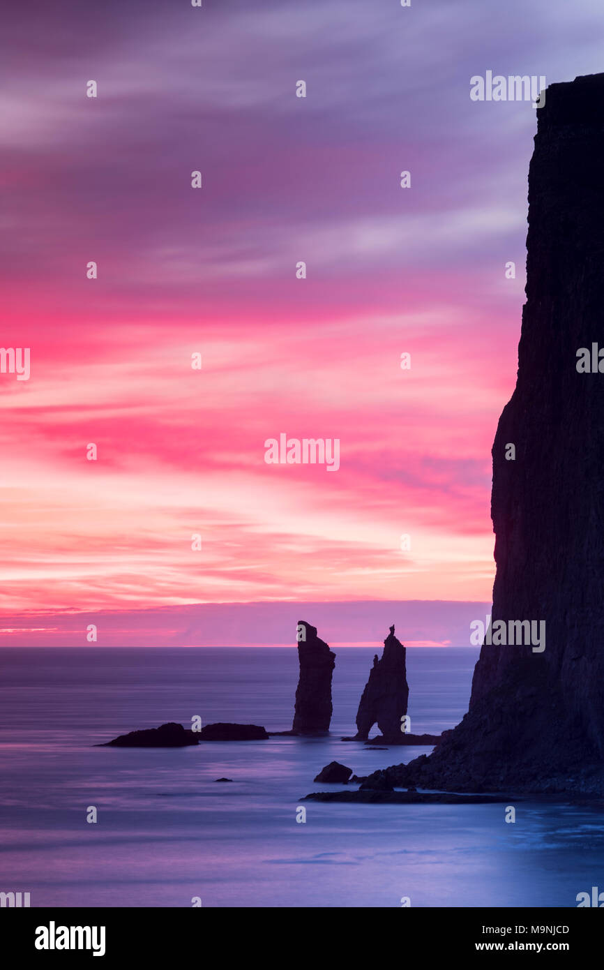 Die Klippen von Risin und Kellingin bei Sonnenaufgang von Tjornuvik, Streymoy Island, den Färöern gesehen Stockfoto