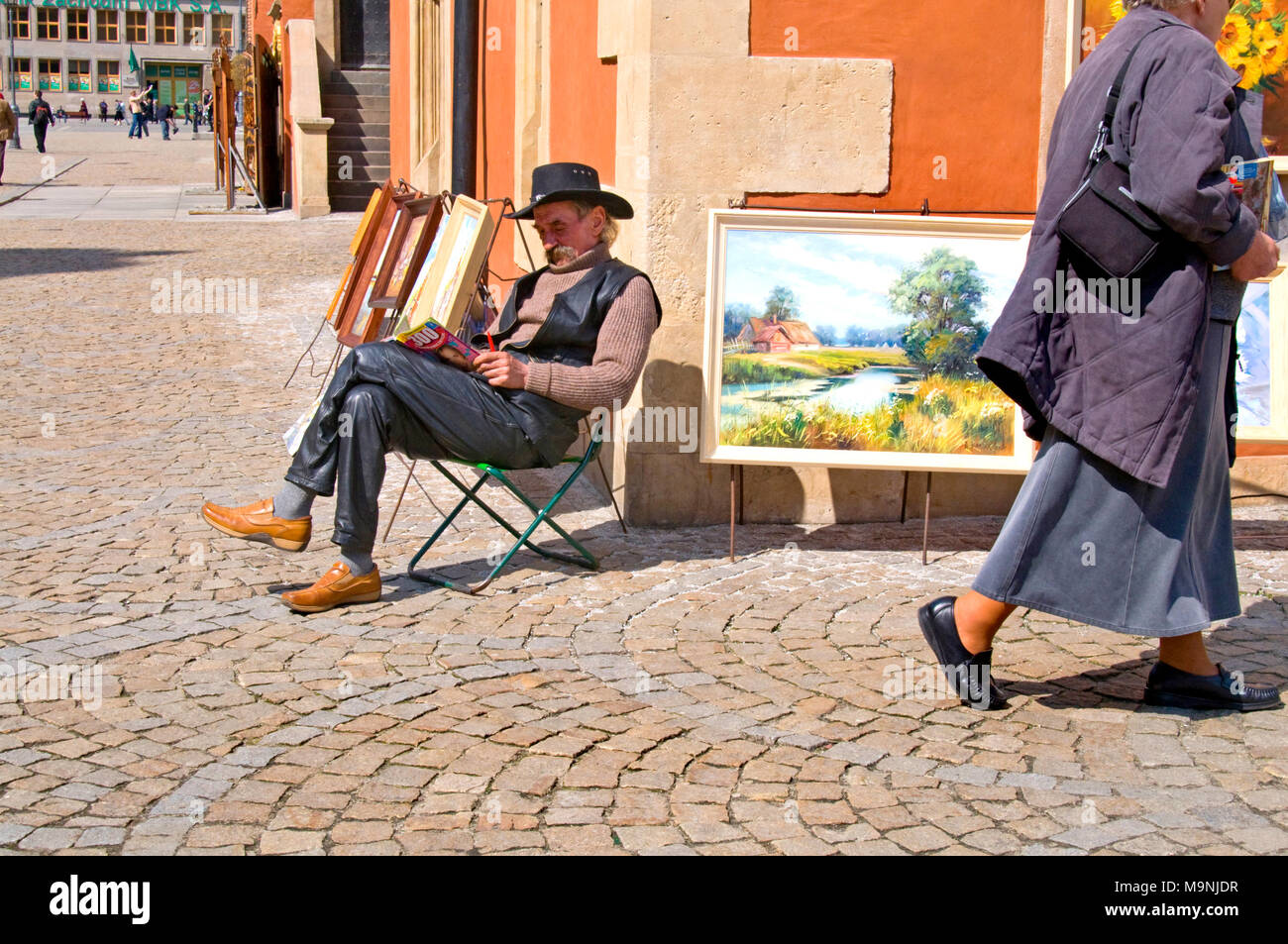 Breslau, Schlesien, Polen. Künstler verkaufen Gemälde vor dem Rathaus, Rynek Ratusz Stockfoto