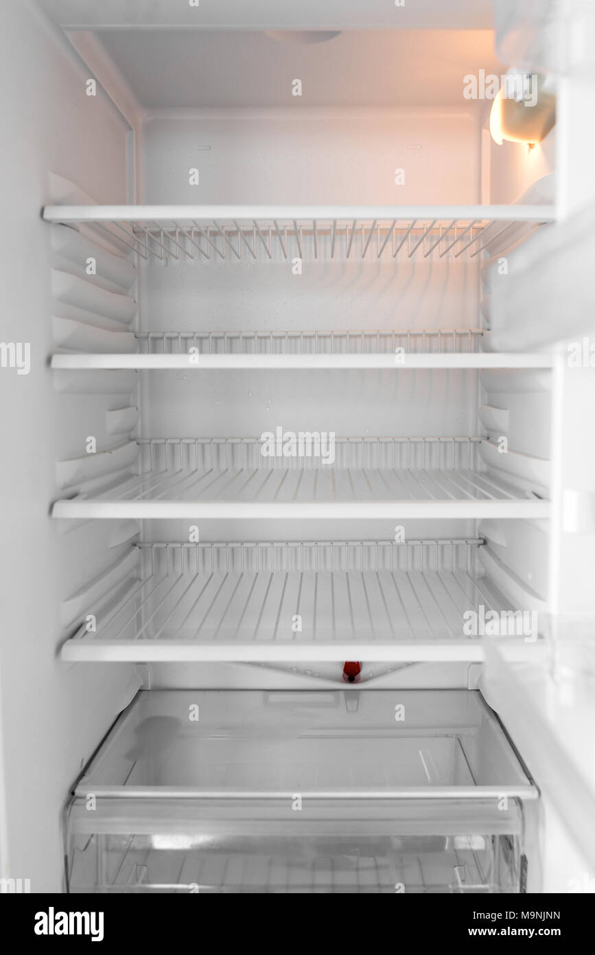 Leeren weißen Kühlschrank schließen öffnen. Stockfoto