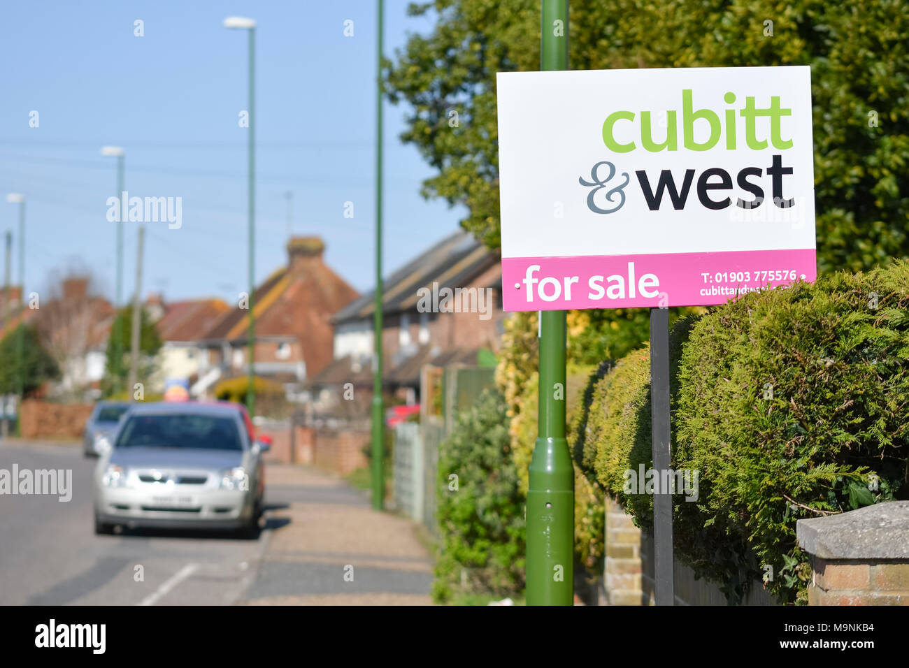 Cubitt & West Immobilienmakler Schild "Zum Verkauf" außerhalb eines Hauses in Großbritannien. Stockfoto