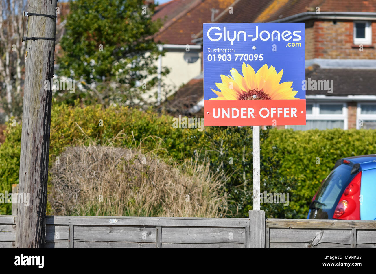 Glyn-Jones Immobilienmaklern unter Angebot' Zeichen außerhalb eines Hauses in Großbritannien. Verkauf Haus. Verkaufen Startseite. Stockfoto