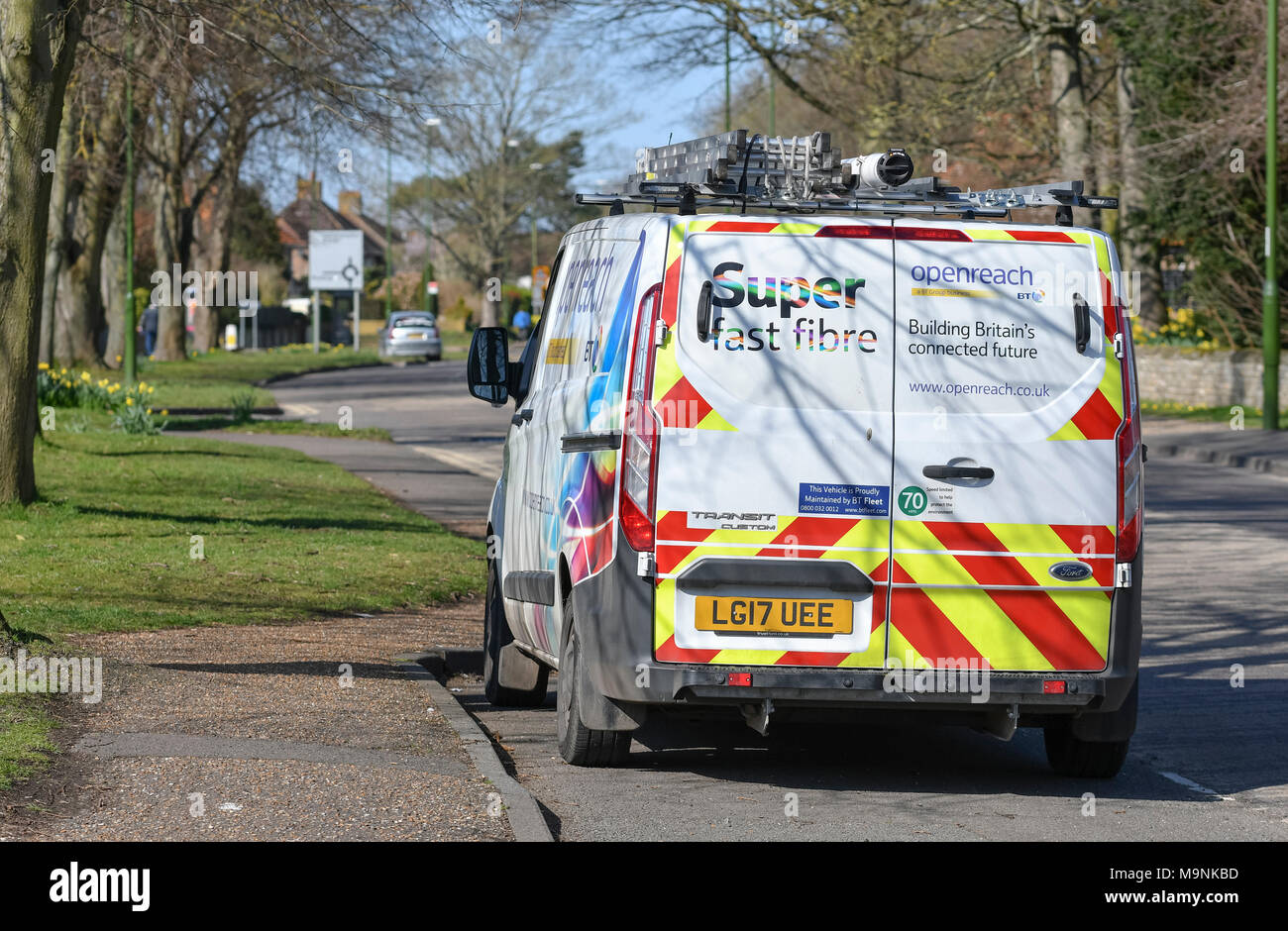 Openreach Van am Straßenrand geparkt, während Ingenieure fiber optic Breitband-internet (FTTC) zu einem Wohnhaus in England, Großbritannien. Stockfoto