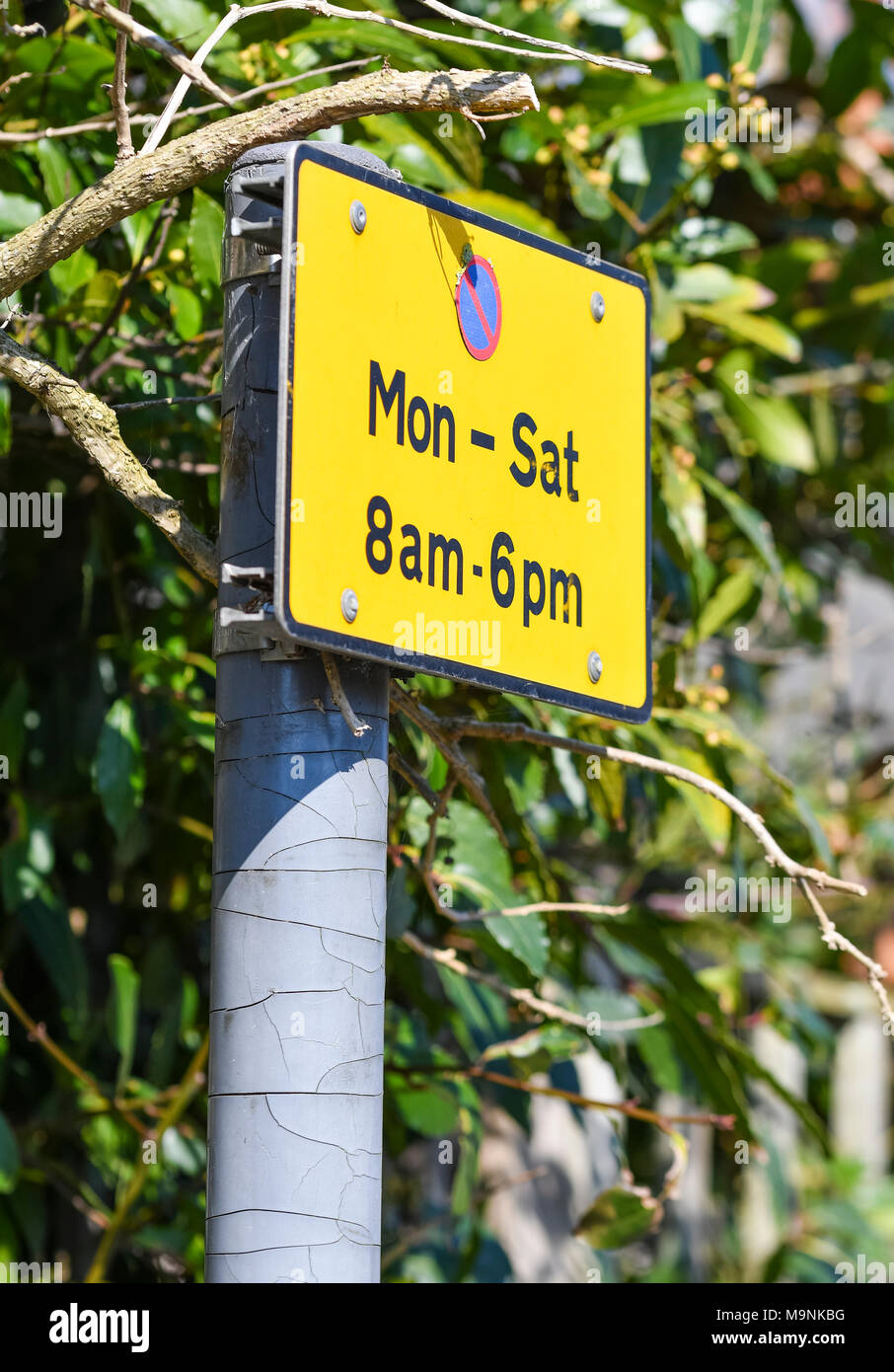 Keine Parkplätze Mo - Sa Schild am Straßenrand in Großbritannien. Stockfoto