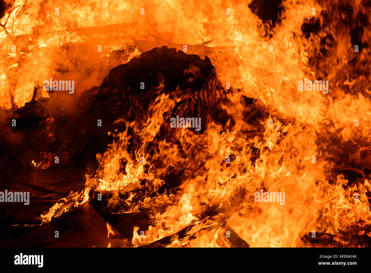 Melden Sie sich am Feuer Stockfoto