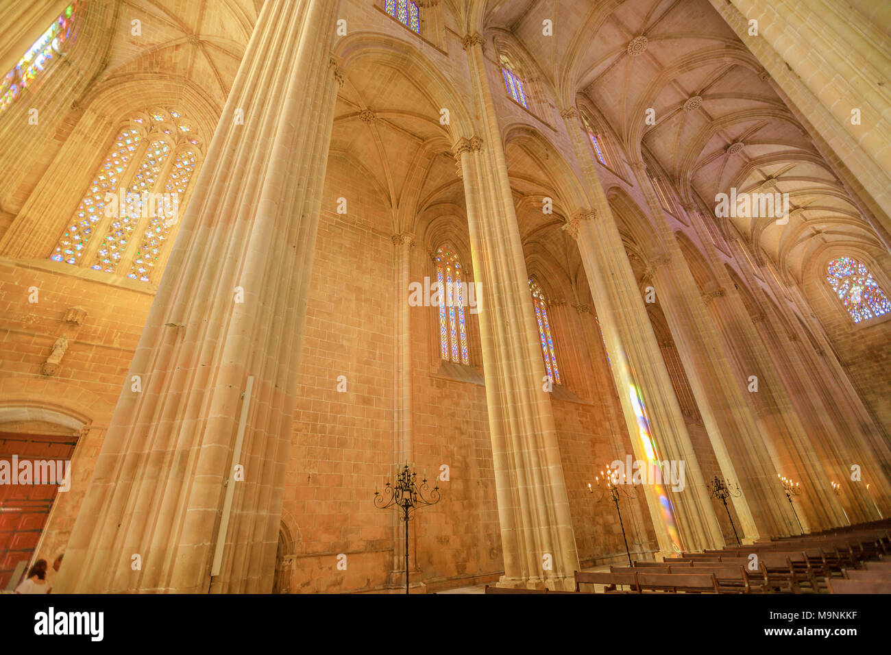 Batalha, Portugal - 16. August 2017: hohe gotische Decken mit Glasmalereien in das Hauptschiff der Kathedrale der Heiligen Maria des Sieges in das Kloster von Batalha, die zum UNESCO-Weltkulturerbe zählt. In Portugal. Stockfoto