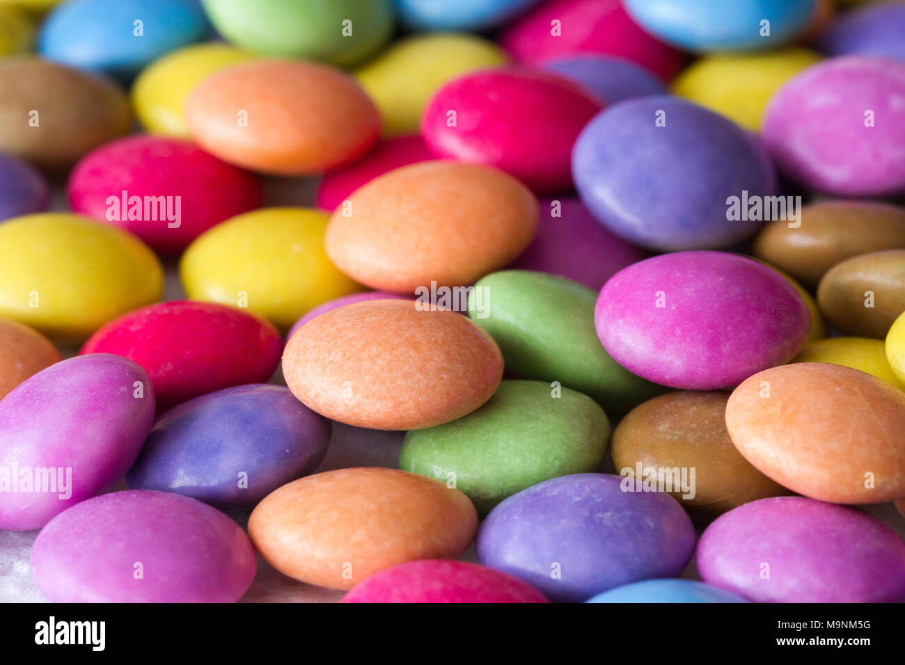 Sortiment von farbigen Süßigkeiten, Smarties Stockfoto