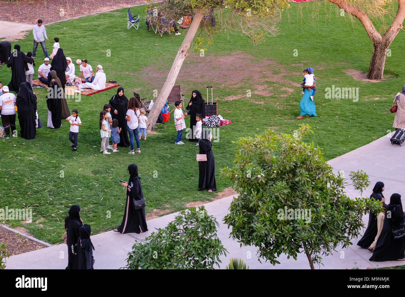 Outdoor Familie Picknick, muslimisch-arabischen Familien genießen outdoor Aktivitäten bei Umm Al Emarat Park, Abu Dhabi, VAE. Stockfoto