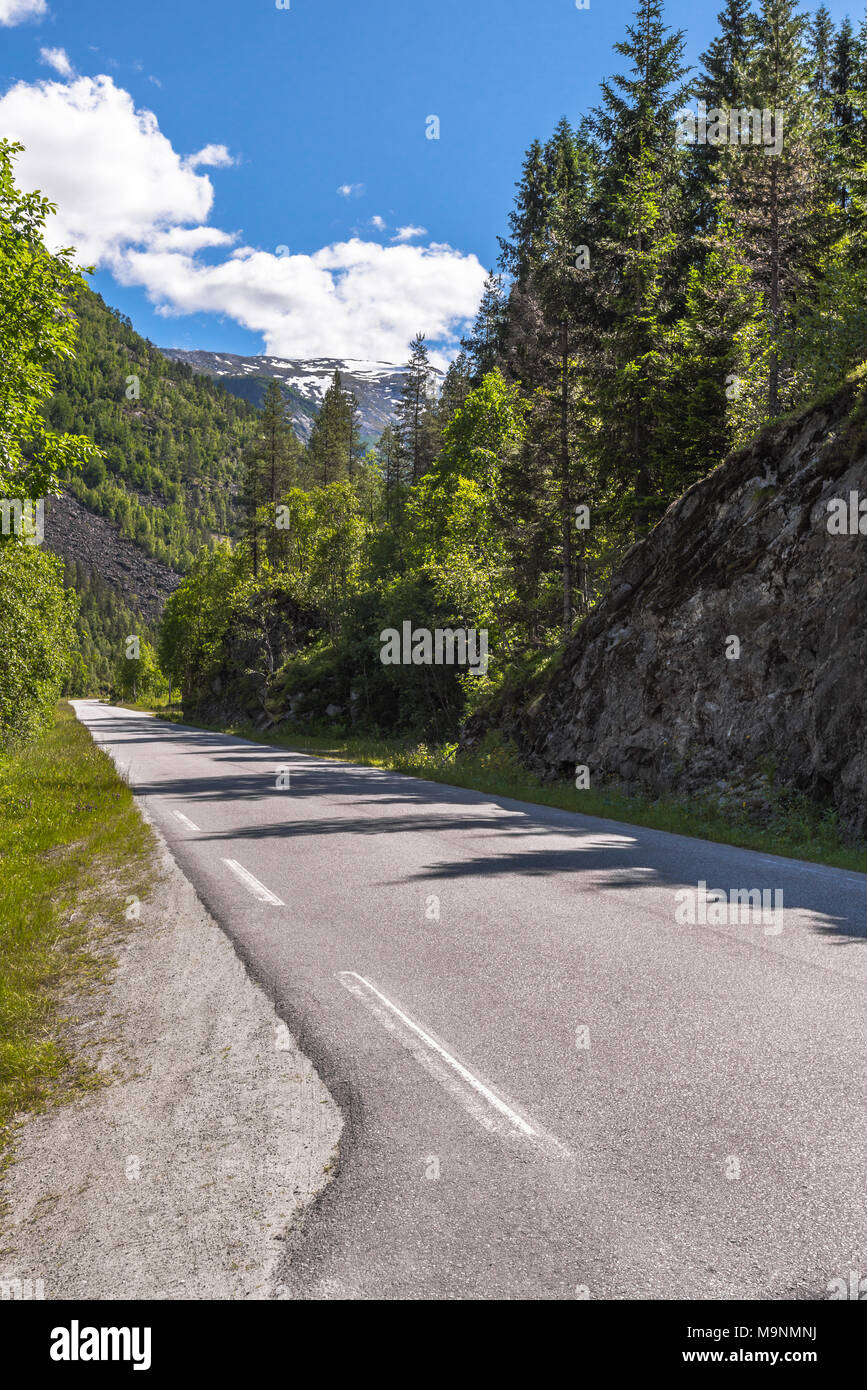 Reisen Straße von Norwegen, Landstraße durch die Bergwelt der Jostedalen Tal, Jostedalsbreen Nationalpark Stockfoto