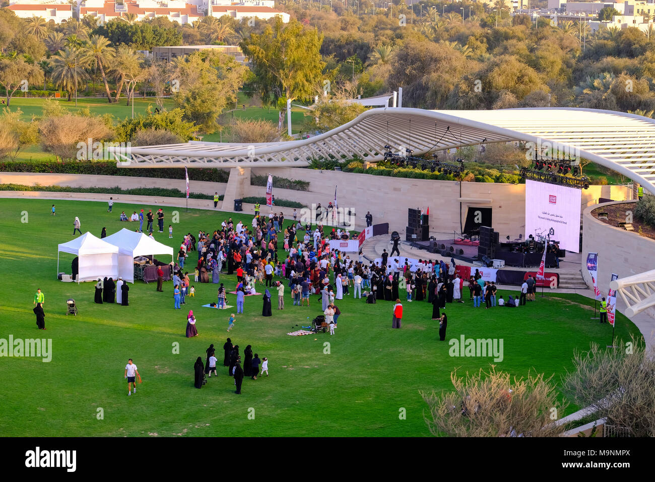 Menschen im Freien Musik Konzert in Umm Al Emarat Park, Abu Dhabi, VAE. Bild aus der Observation Deck genommen. Stockfoto