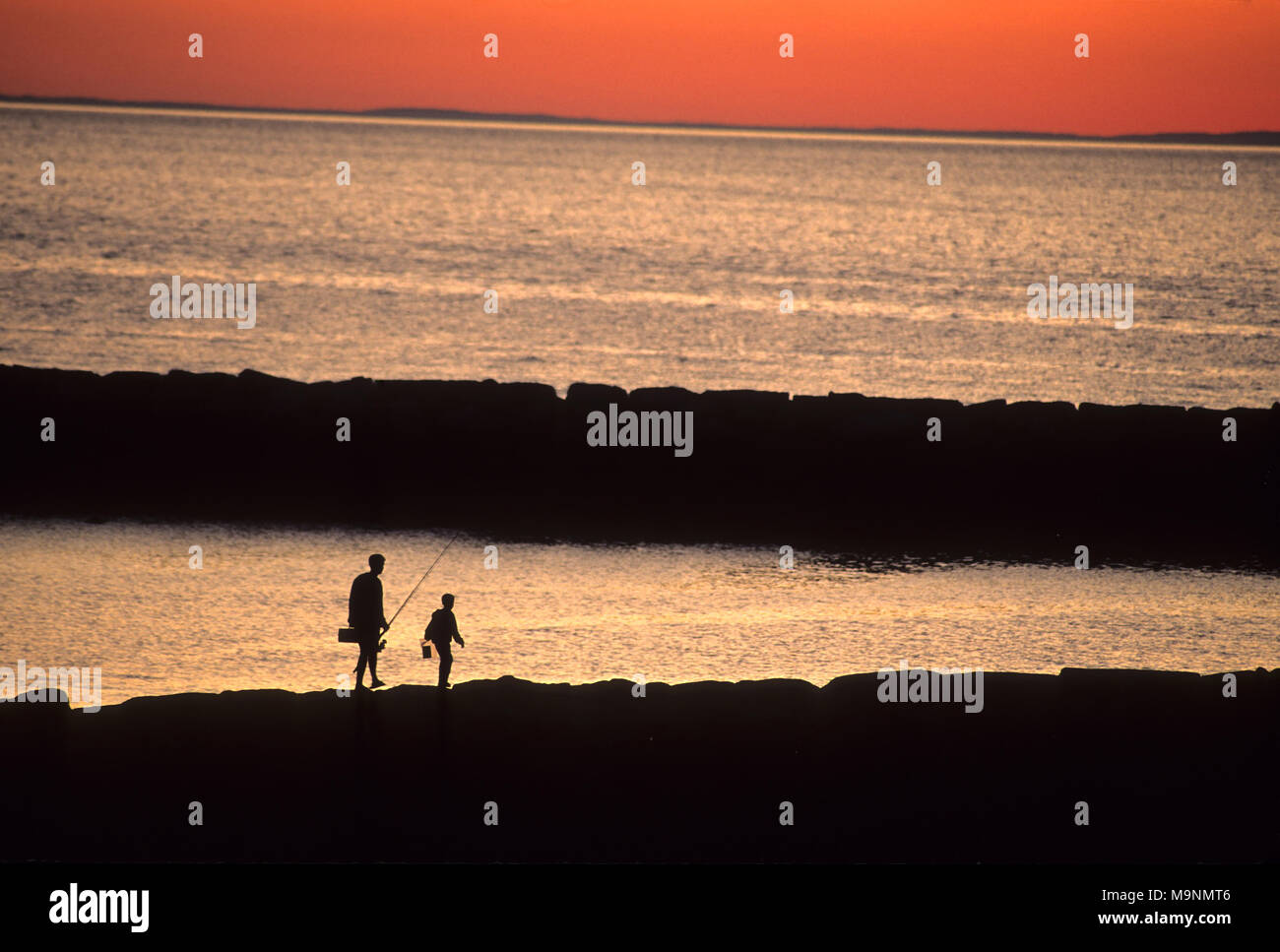 Vater und Sohn nach Hause von einem Tag der Fischerei auf Cape Cod (USA) Stockfoto