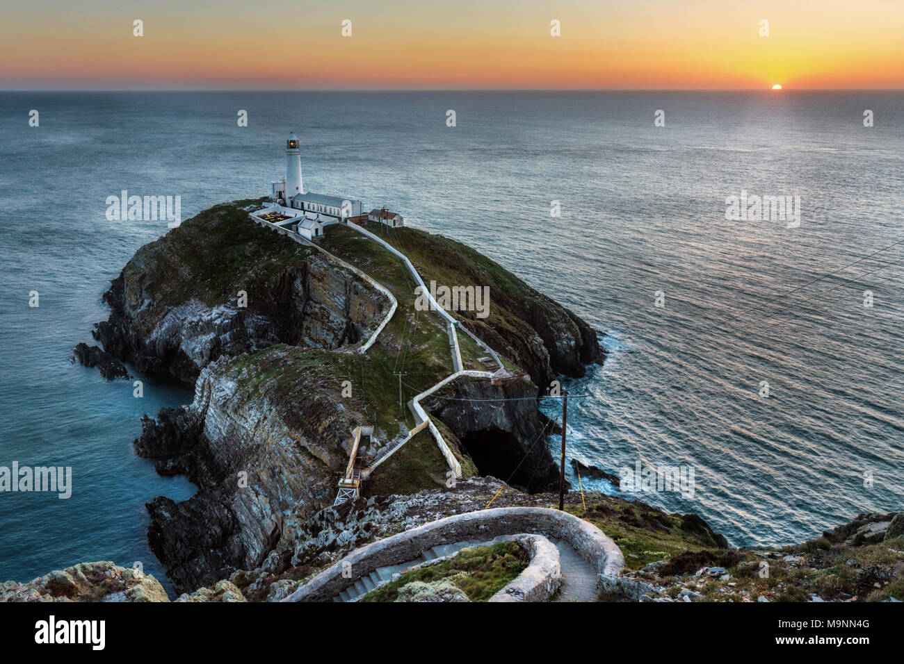 Sonnenuntergang über South Stack Lighthouse, Anglesey, North Wales, UK Stockfoto