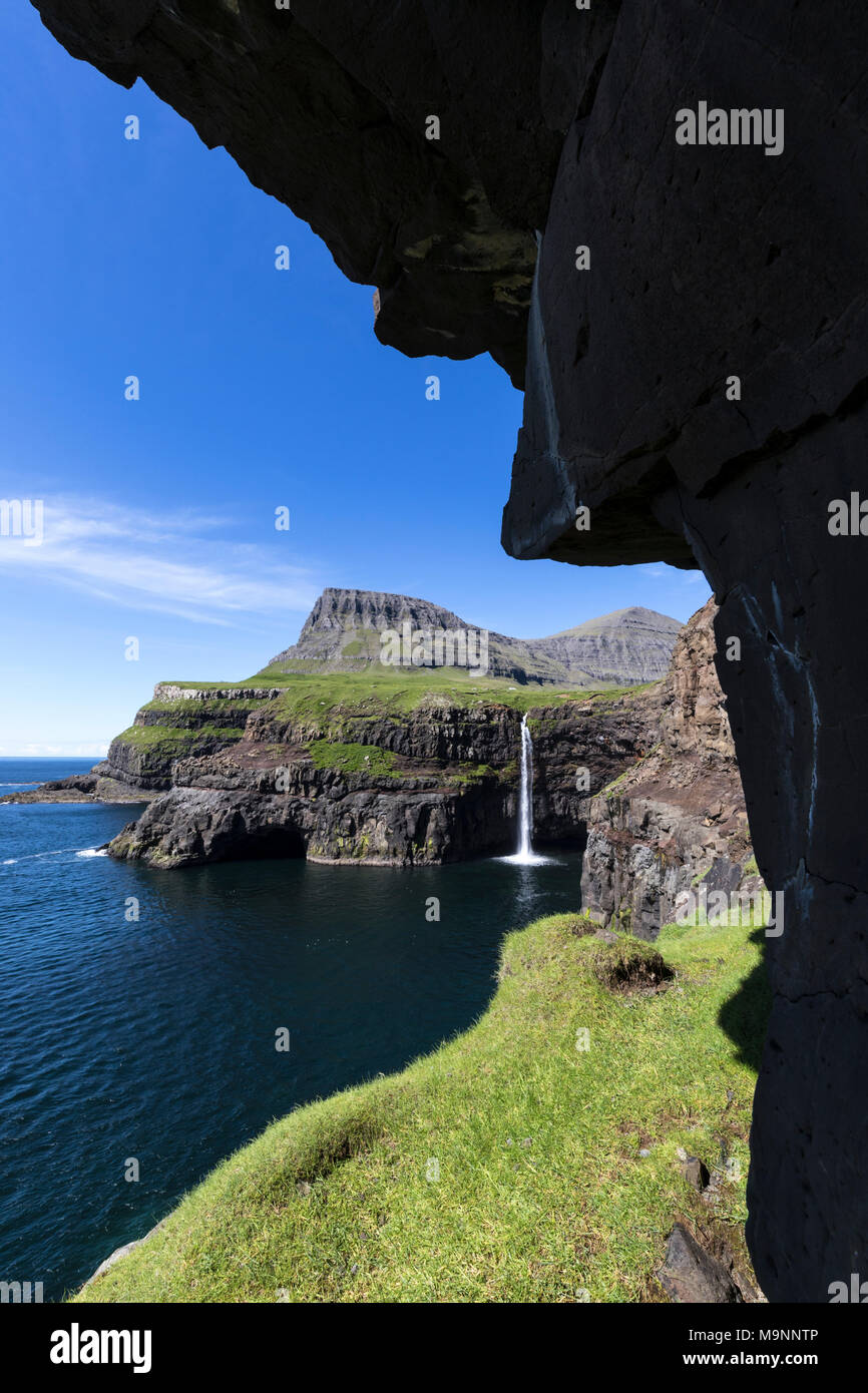 Mulafossur Wasserfall im Sommer, Gasadalur, Vagar Island, Färöer Inseln Stockfoto