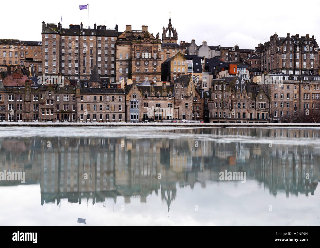 Die Gebäude der Royal Mile und der Altstadt von Edinburgh in einer Pfütze auf dem Dach reflektiert. Stockfoto