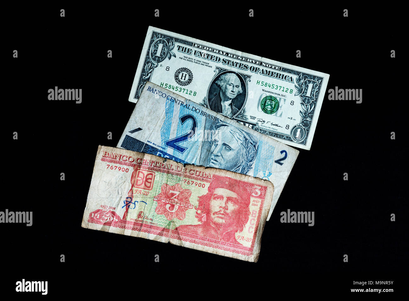 Geld aus Kuba, den USA und Brasilien, alte Banknoten mit niedrigem Nennwert Stockfoto