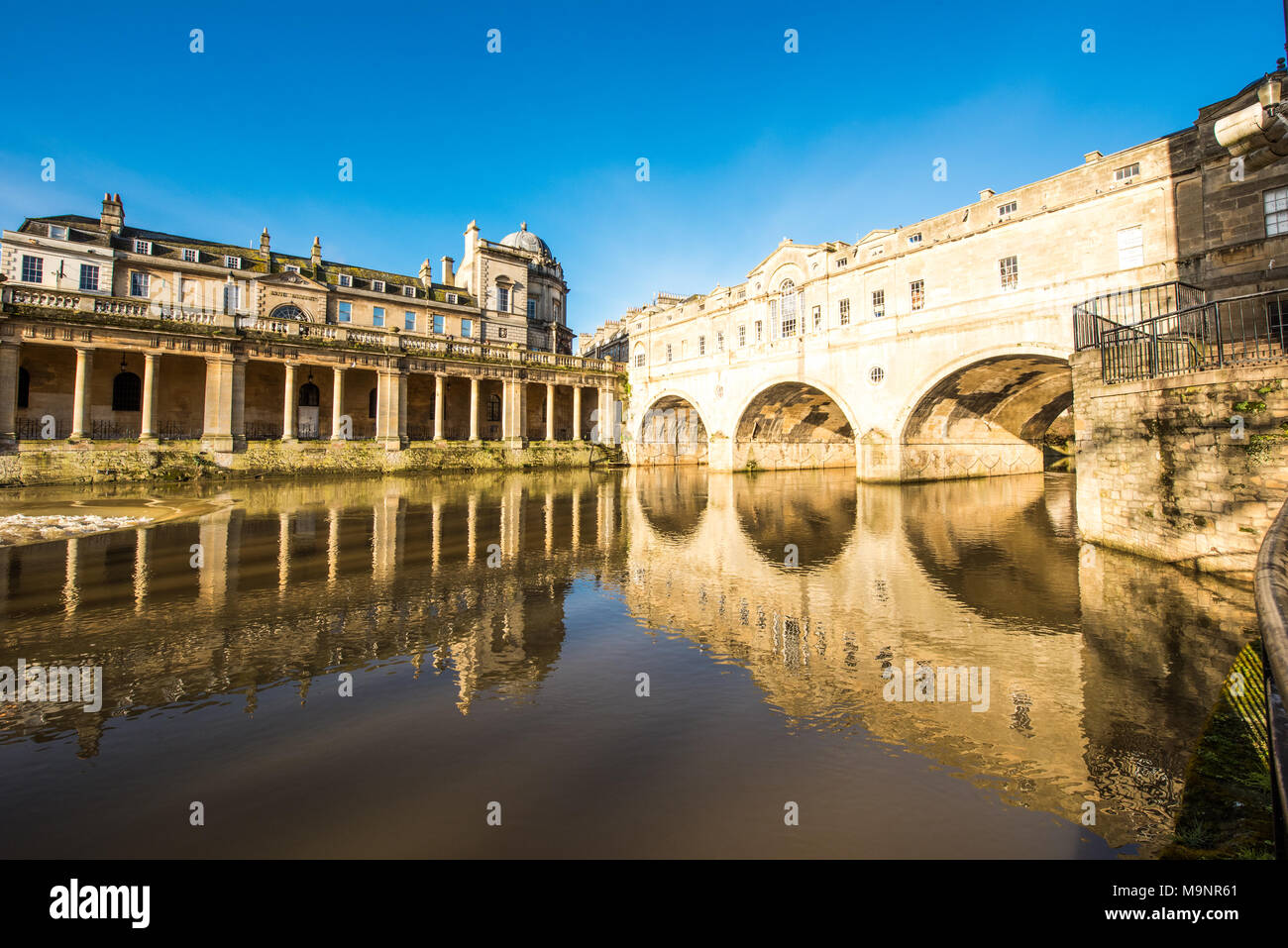 Drei historischen Bögen der Pulteney Bridge und die Grand Parade Spalten in der schimmernden Fluss Avon in der Badewanne mit einem schönen blauen Himmel Stockfoto