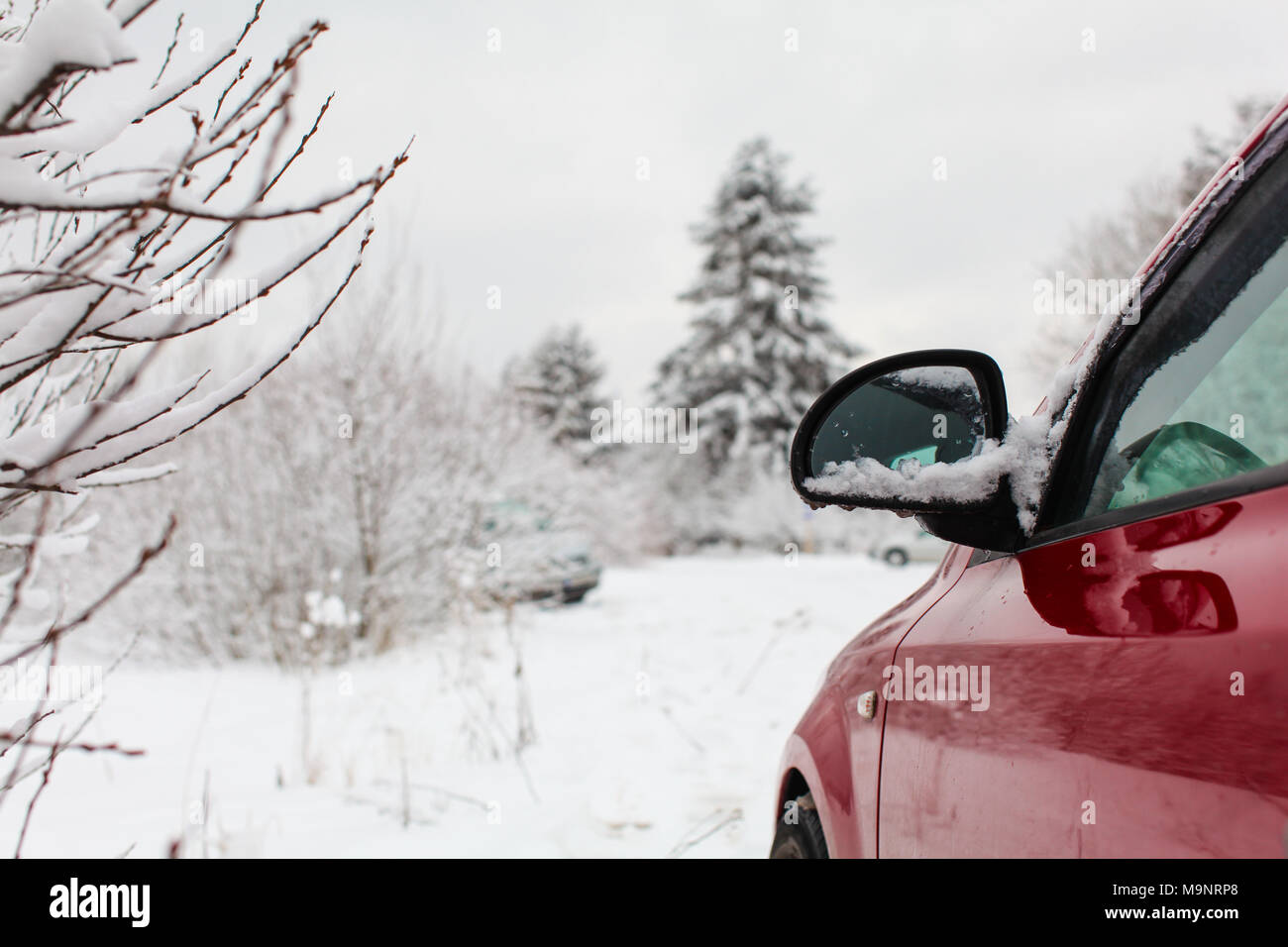 Rotes autofahren im schnee -Fotos und -Bildmaterial in hoher Auflösung –  Alamy